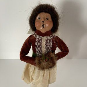 Vintage Byers Choice Carolers 1988 Girl/Woman With Brown Muff Cream Skirt Signed